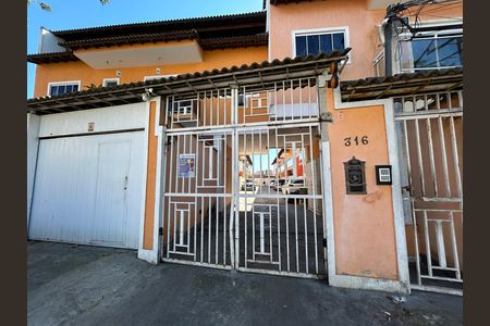 Casa para alugar com 160m², 3 quartos e 2 vagasFachada + Plaquinha