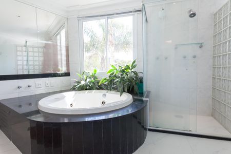 Casa de condomínio para alugar com 470m², 4 quartos e 5 vagasBanheiro sute master 