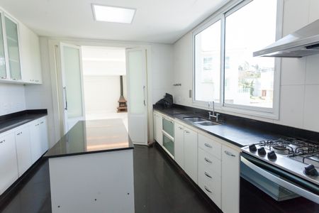 Casa de condomínio para alugar com 470m², 4 quartos e 5 vagasCozinha