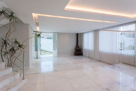 Casa de condomínio para alugar com 470m², 4 quartos e 5 vagassala 