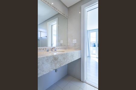 Casa de condomínio para alugar com 470m², 4 quartos e 5 vagasBanheiro semi sute 