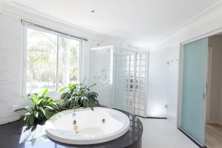 Casa de condomínio para alugar com 470m², 4 quartos e 5 vagasBanheiro sute master 