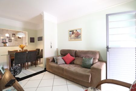 Sala de casa de condomínio para alugar com 2 quartos, 60m² em Jardim Holanda, Uberlândia