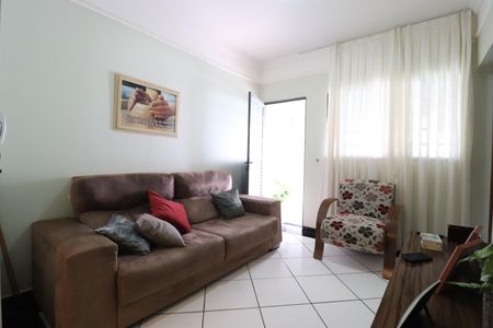 Sala de casa de condomínio para alugar com 2 quartos, 60m² em Jardim Holanda, Uberlândia