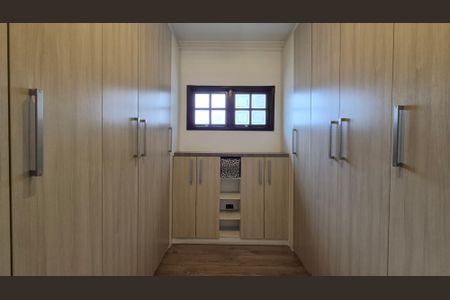 Casa à venda com 350m², 4 quartos e 3 vagas Casa à venda com 350m², 4 quartos e 3 vagasCloset