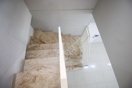 Casa à venda com 160m², 3 quartos e 2 vagasEscada