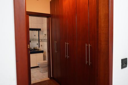 Casa à venda com 320m², 5 quartos e 3 vagasSuíte 1