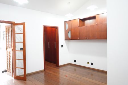 Casa à venda com 320m², 5 quartos e 3 vagasSuíte 1