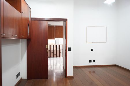 Casa à venda com 320m², 5 quartos e 3 vagasSuíte 1