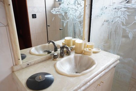 Casa à venda com 320m², 5 quartos e 3 vagasBanheiro da Suíte 2