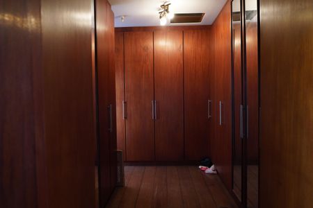 Casa à venda com 320m², 5 quartos e 3 vagasSuíte 2