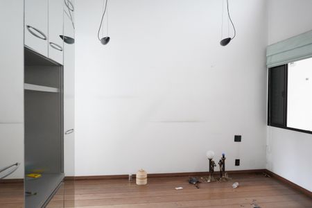 Casa à venda com 320m², 5 quartos e 3 vagasSuíte 2