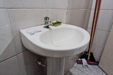 Casa à venda com 300m², 2 quartos e 2 vagasSalão - banheiro