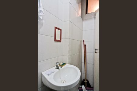 Casa à venda com 300m², 2 quartos e 2 vagasSalão - banheiro