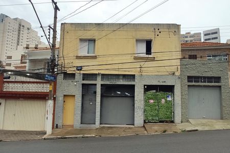 Casa à venda com 300m², 2 quartos e 2 vagasFachada + placa