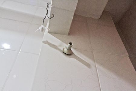 Casa à venda com 300m², 2 quartos e 2 vagasSalão - banheiro