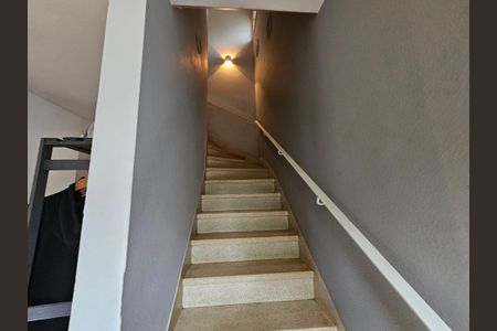 Casa à venda com 120m², 3 quartos e 4 vagas Casa à venda com 120m², 3 quartos e 4 vagasEscada