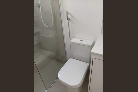 Banheiro de kitnet/studio para alugar com 1 quarto, 38m² em Vila Monumento, São Paulo