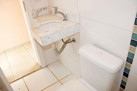 Casa de condomínio para alugar com 200m², 4 quartos e 4 vagasBanheiro de Serviço