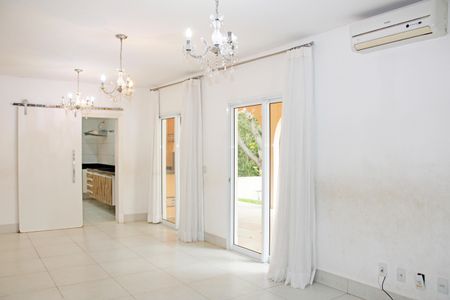 Casa de condomínio para alugar com 200m², 4 quartos e 4 vagasSala