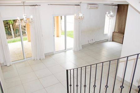 Casa de condomínio para alugar com 200m², 4 quartos e 4 vagasSala