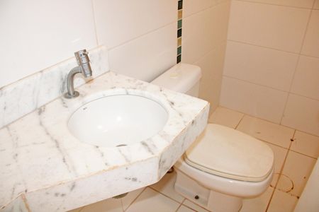 Casa de condomínio para alugar com 200m², 4 quartos e 4 vagasBanheiro de Serviço