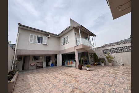 Casa à venda com 262m², 4 quartos e 3 vagas Casa à venda com 262m², 4 quartos e 3 vagasÁrea comum