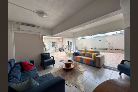 Casa à venda com 262m², 4 quartos e 3 vagas Casa à venda com 262m², 4 quartos e 3 vagasSalão de Festas