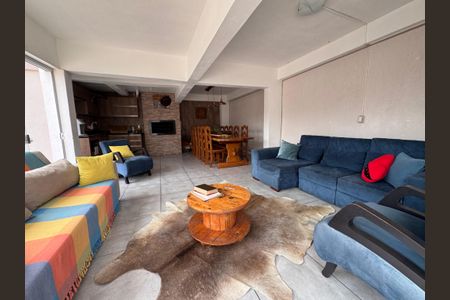 Casa à venda com 262m², 4 quartos e 3 vagas Casa à venda com 262m², 4 quartos e 3 vagasSalão de Festas