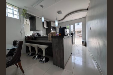 Casa à venda com 262m², 4 quartos e 3 vagas Casa à venda com 262m², 4 quartos e 3 vagasCozinha