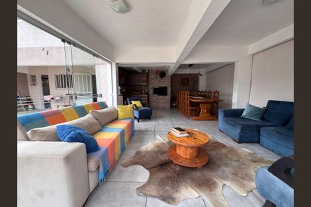 Casa à venda com 262m², 4 quartos e 3 vagas Casa à venda com 262m², 4 quartos e 3 vagasSalão de Festas