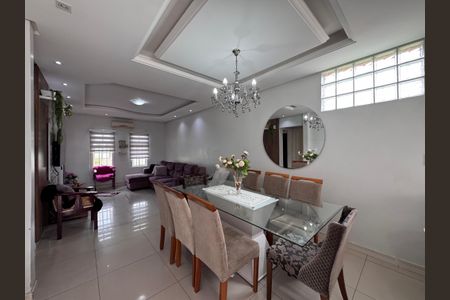 Casa à venda com 262m², 4 quartos e 3 vagas Casa à venda com 262m², 4 quartos e 3 vagasCozinha