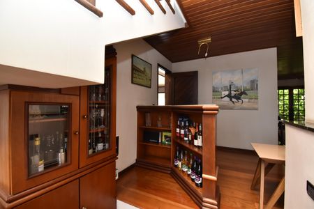 Casa para alugar com 500m², 6 quartos e 9 vagasAdega