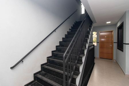 Apartamento para alugar com 43m², 2 quartos e 1 vaga Apartamento para alugar com 43m², 2 quartos e 1 vagaEscada