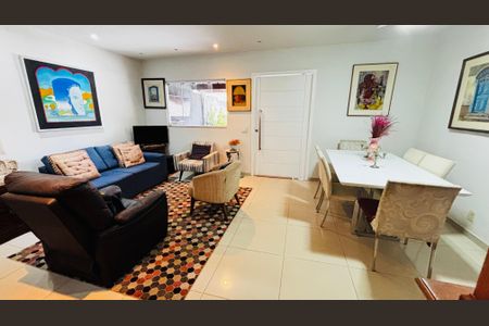 Casa de condomínio para alugar com 196m², 5 quartos e 8 vagas Casa de condomínio para alugar com 196m², 5 quartos e 8 vagasSala