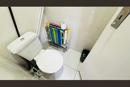 Casa de condomínio para alugar com 196m², 5 quartos e 8 vagas Casa de condomínio para alugar com 196m², 5 quartos e 8 vagasBanheiro de Serviço