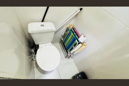 Casa de condomínio para alugar com 196m², 5 quartos e 8 vagas Casa de condomínio para alugar com 196m², 5 quartos e 8 vagasBanheiro de Serviço