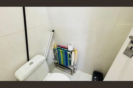 Casa de condomínio para alugar com 196m², 5 quartos e 8 vagas Casa de condomínio para alugar com 196m², 5 quartos e 8 vagasBanheiro de Serviço