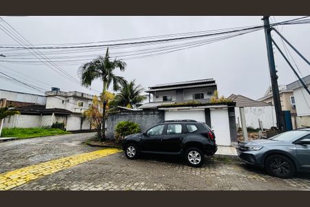Casa de condomínio para alugar com 196m², 5 quartos e 8 vagas Casa de condomínio para alugar com 196m², 5 quartos e 8 vagasFachada