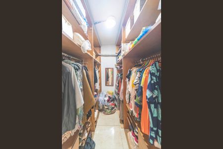 Casa para alugar com 600m², 3 quartos e 4 vagas Casa para alugar com 600m², 3 quartos e 4 vagasCloset do Quarto 3