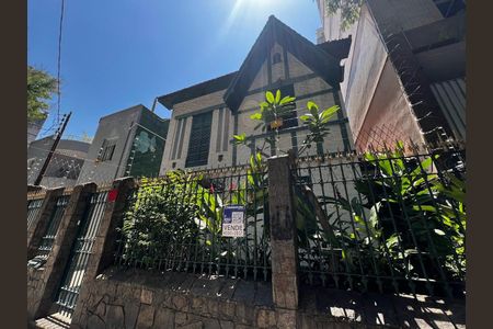Casa à venda com 200m², 7 quartos e 4 vagasFachada