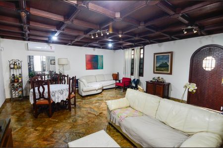 Casa à venda com 200m², 7 quartos e 4 vagasSala