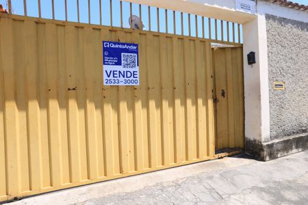 Casa à venda com 360m², 2 quartos e 2 vagasFachada com Plaquinha