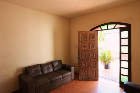 Casa à venda com 360m², 2 quartos e 2 vagasSala