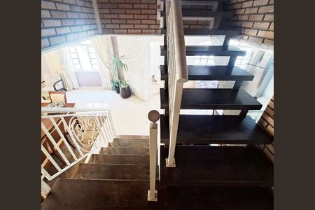 Casa à venda com 470m², 4 quartos e 3 vagasEscada