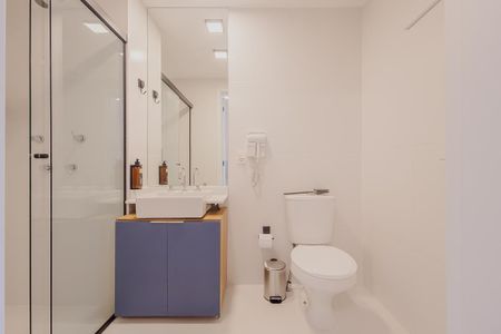 Banheiro de kitnet/studio para alugar com 1 quarto, 33m² em Sumaré, São Paulo