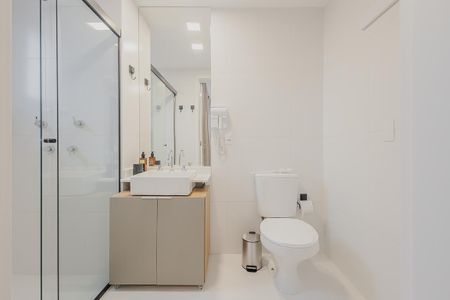 Banheiro de kitnet/studio para alugar com 1 quarto, 33m² em Sumaré, São Paulo
