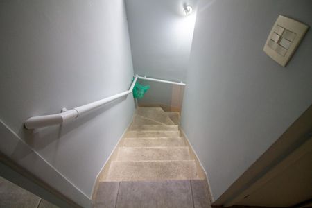 Casa à venda com 200m², 2 quartos e 2 vagas Casa à venda com 200m², 2 quartos e 2 vagasEscada