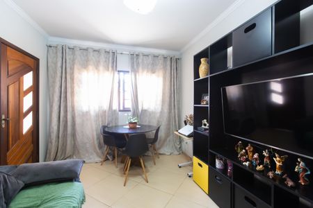 Casa à venda com 100m², 2 quartos e 2 vagas Casa à venda com 100m², 2 quartos e 2 vagasSala