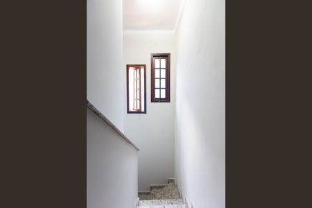 Casa à venda com 100m², 2 quartos e 2 vagas Casa à venda com 100m², 2 quartos e 2 vagasEscada